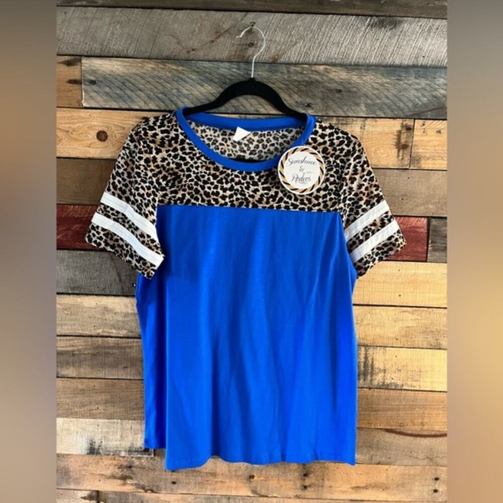 Sunshine & Rodeos Blue With Leopard Sleeve Top Size‎ Medium